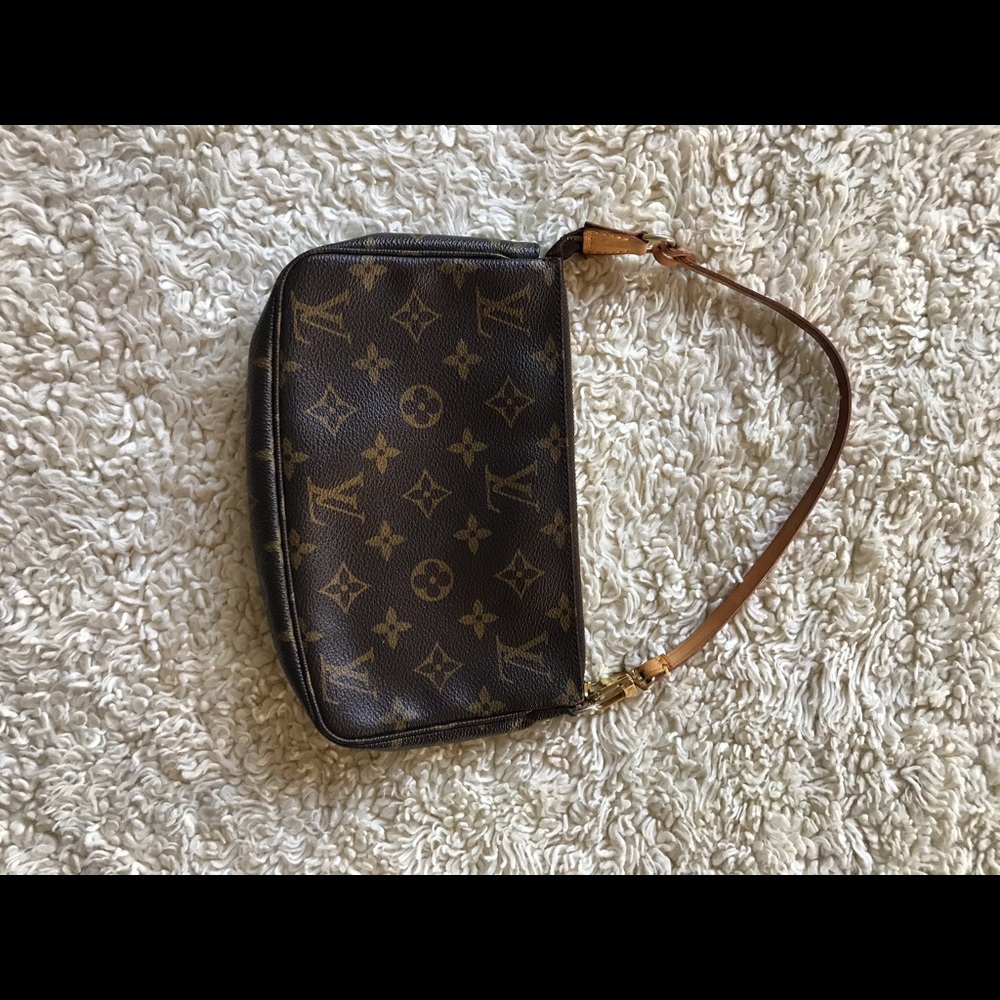 Excellent condition Louis Vuitton clutch
